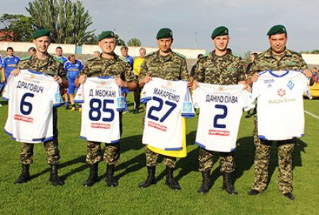 Patriotic act of FC Dynamo Kyiv ultras and players