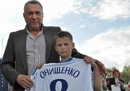 Legendary Dynamo player greets young performers from Rivne