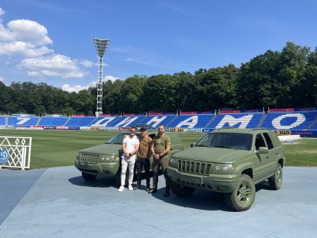 «Динамо» передало два автомобіля на передову