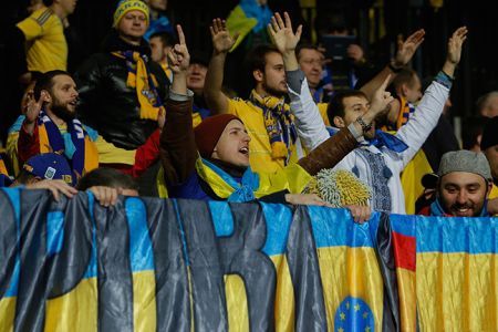 Fans meet Ukraine national team with champagne and flowers