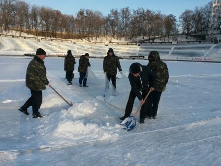 Поле стадіону «Динамо» готують до матчу Юнацької Ліги УЄФА з «Бешикташем»