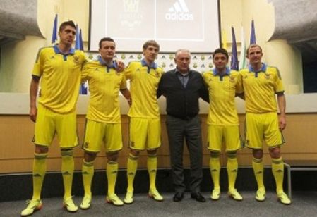 Dynamo players present Ukraine national team new kit