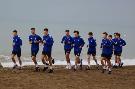 Початок збору «Динамо» U19: робота на піску та зеленому газоні